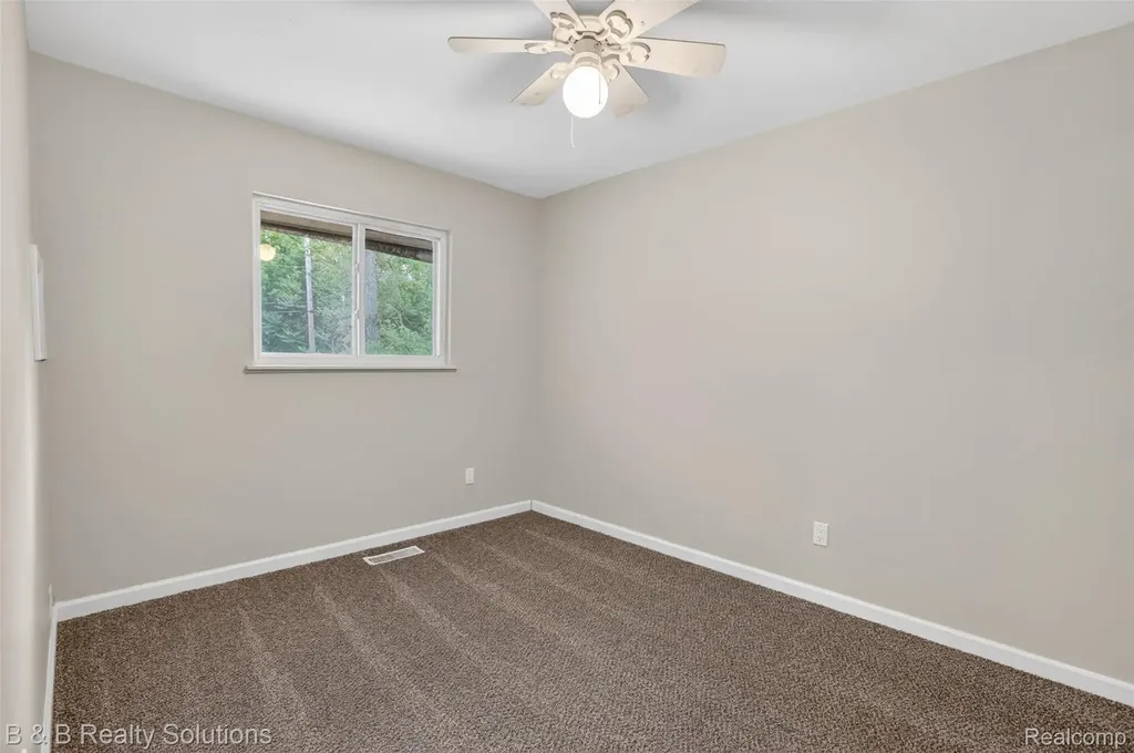 271 S Williams Lake Road Waterford Charter Township MI 48327