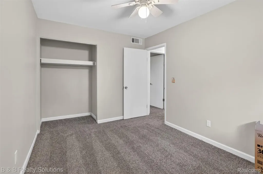 271 S Williams Lake Road Waterford Charter Township MI 48327