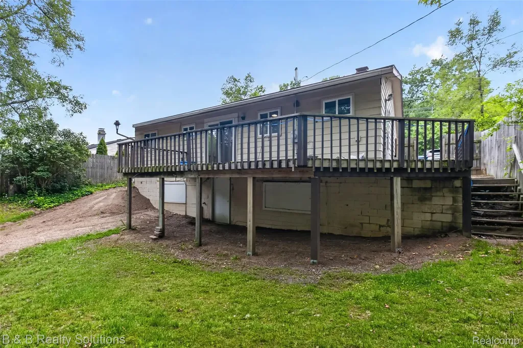 271 S Williams Lake Road Waterford Charter Township MI 48327