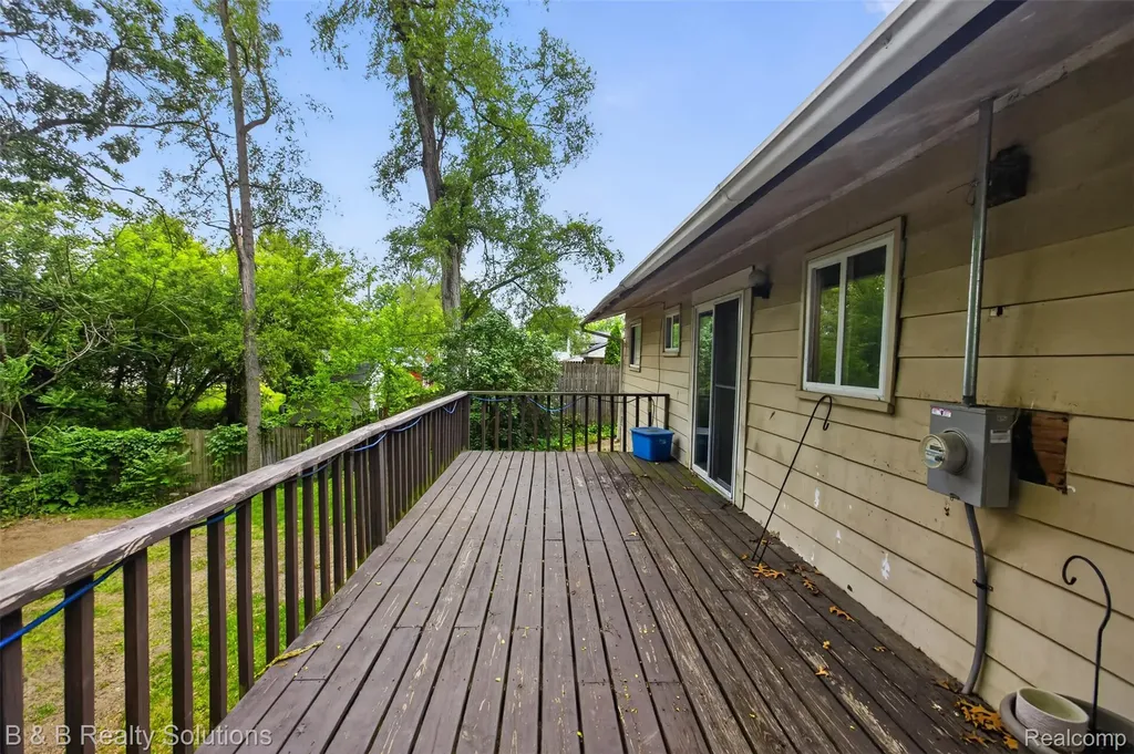 271 S Williams Lake Road Waterford Charter Township MI 48327