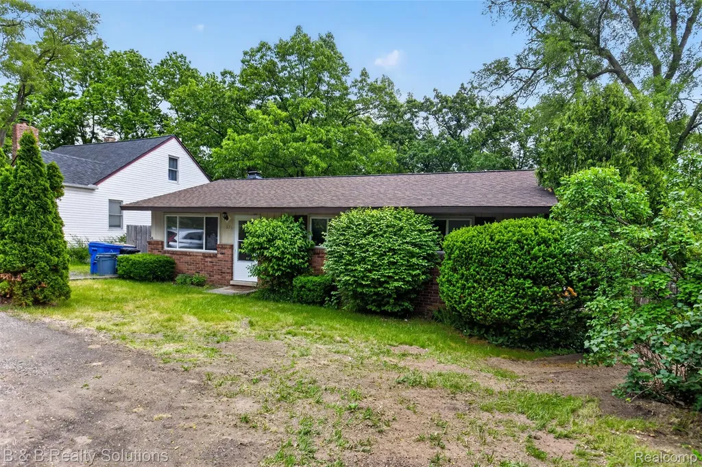 271 S Williams Lake Road Waterford Charter Township MI 48327
