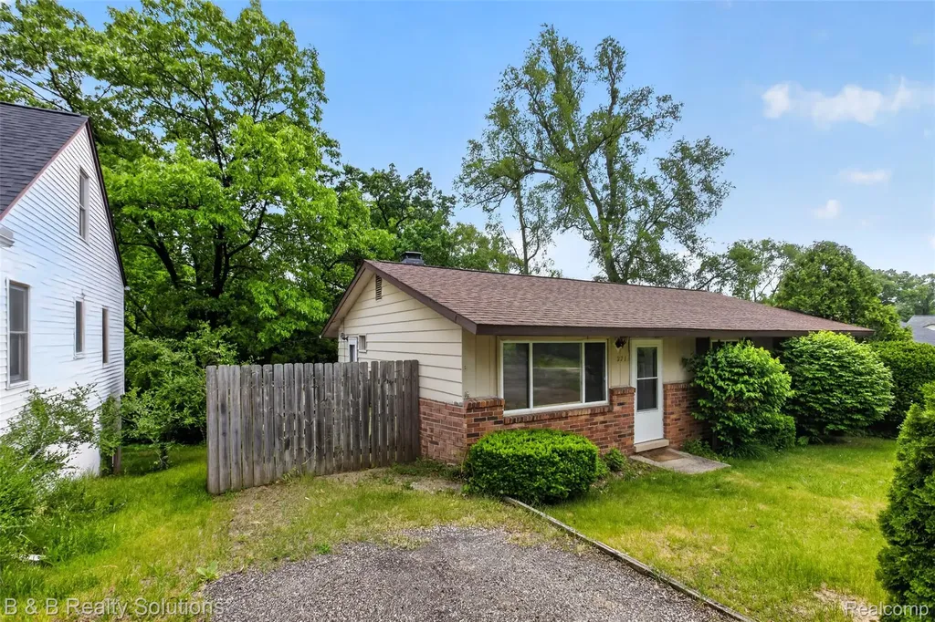 271 S Williams Lake Road Waterford Charter Township MI 48327