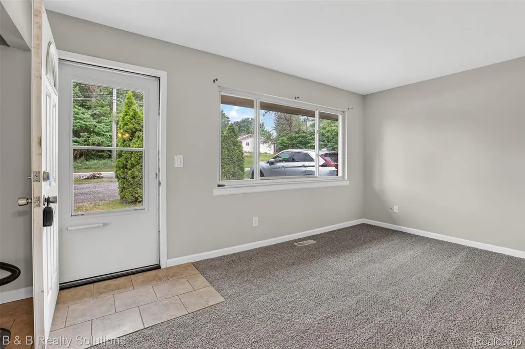 271 S Williams Lake Road Waterford Charter Township MI 48327