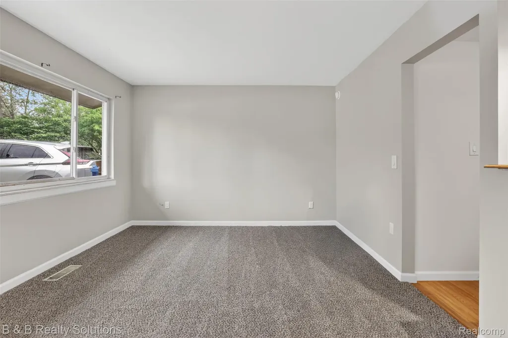 271 S Williams Lake Road Waterford Charter Township MI 48327