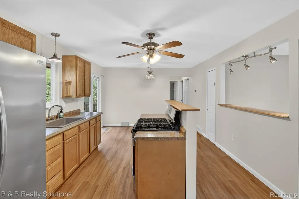 271 S Williams Lake Road Waterford Charter Township MI 48327
