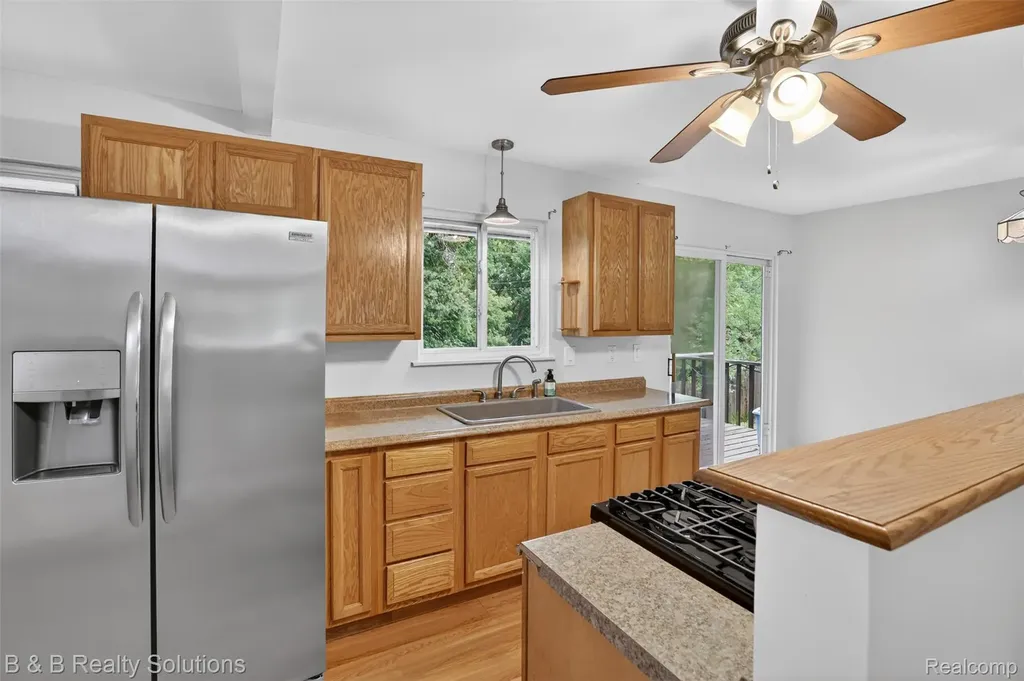 271 S Williams Lake Road Waterford Charter Township MI 48327