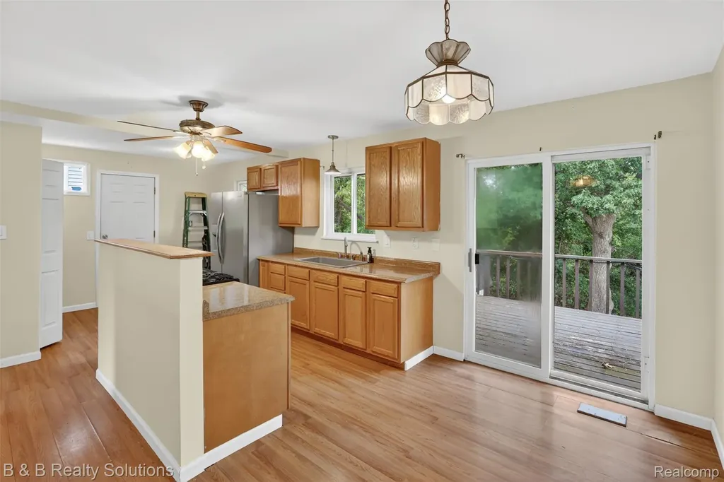 271 S Williams Lake Road Waterford Charter Township MI 48327