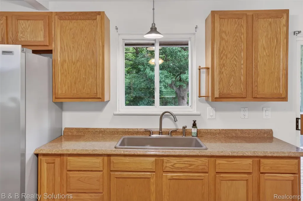 271 S Williams Lake Road Waterford Charter Township MI 48327