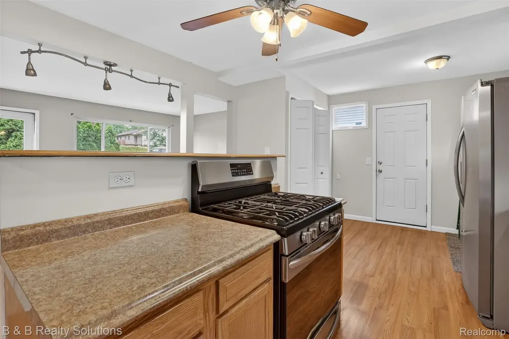 271 S Williams Lake Road Waterford Charter Township MI 48327