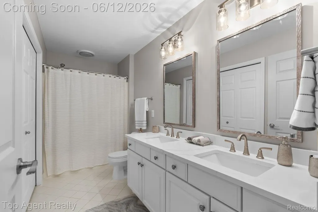1570 Sugar Maple Way West Bloomfield Charter Township MI 48324
