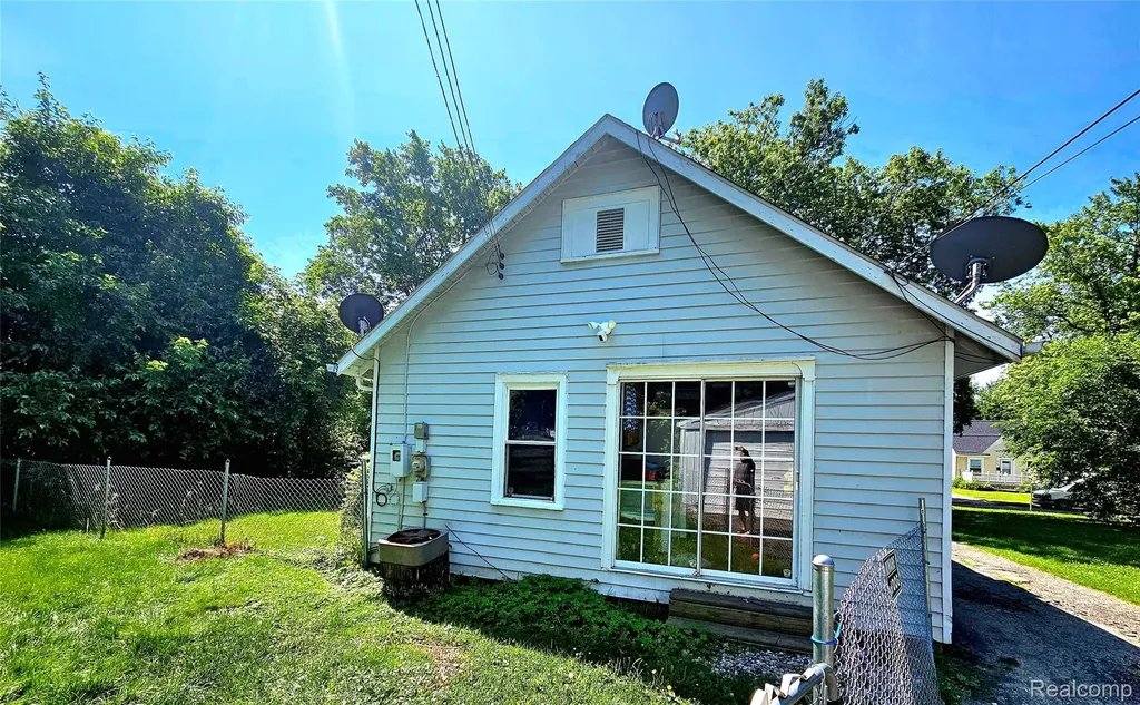 675 E Beverly Avenue Pontiac City MI 48340