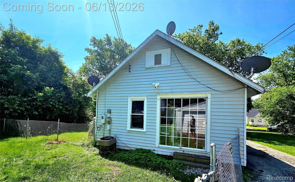 675 E Beverly Avenue Pontiac City MI 48340