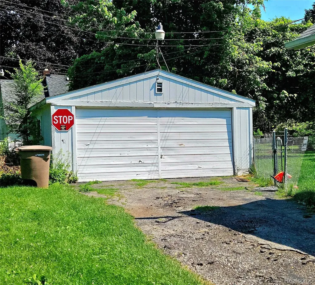 675 E Beverly Avenue Pontiac City MI 48340
