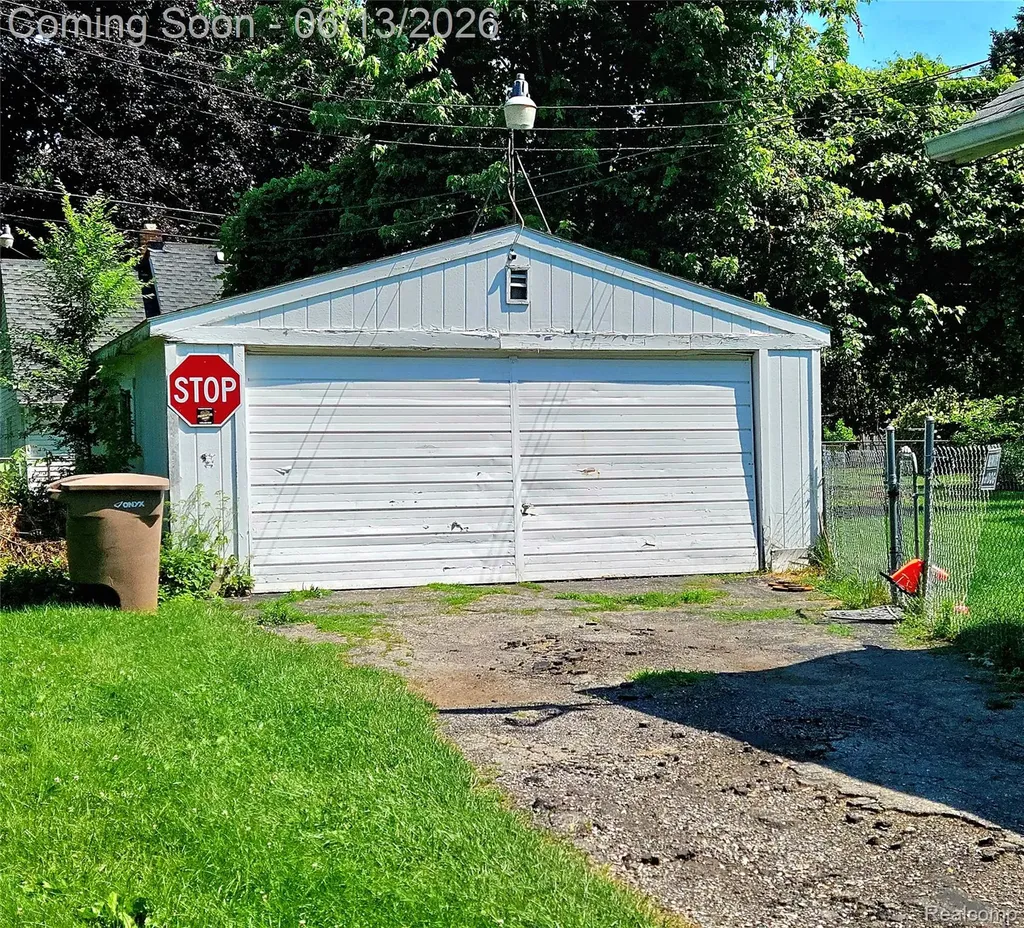 675 E Beverly Avenue Pontiac City MI 48340