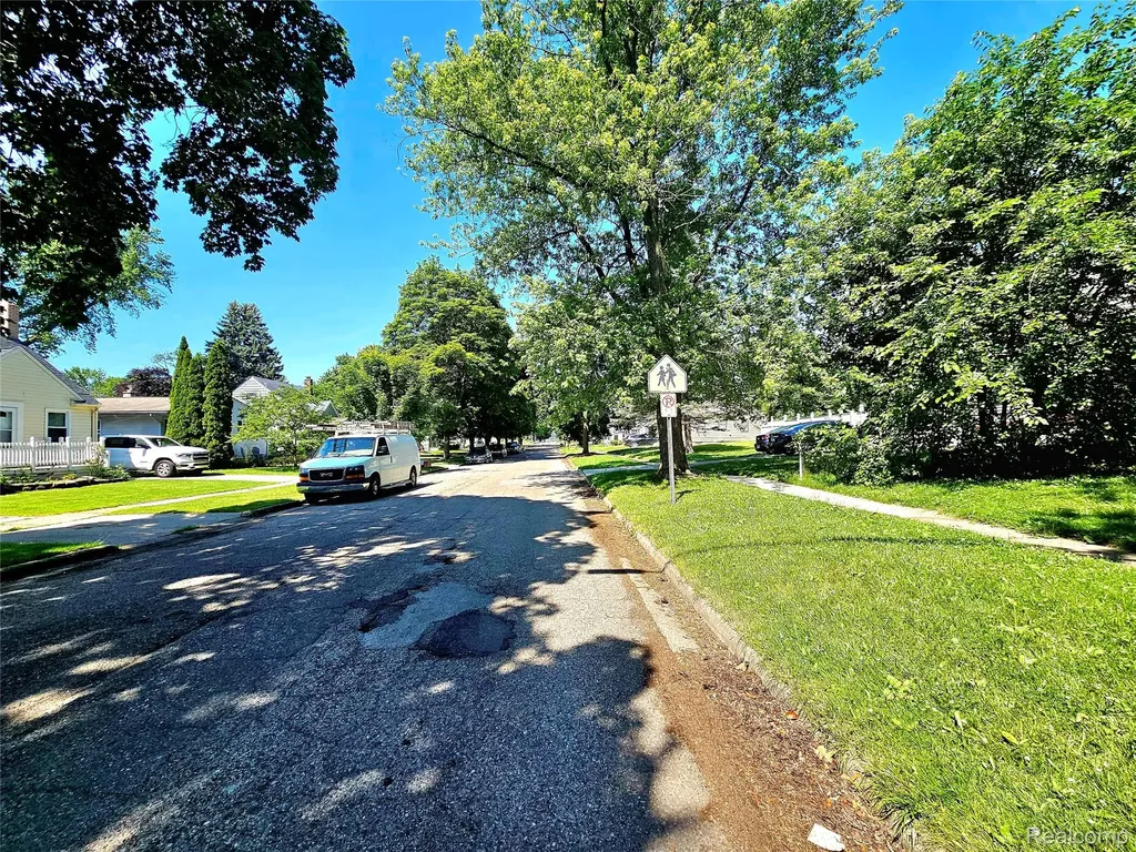 675 E Beverly Avenue Pontiac City MI 48340