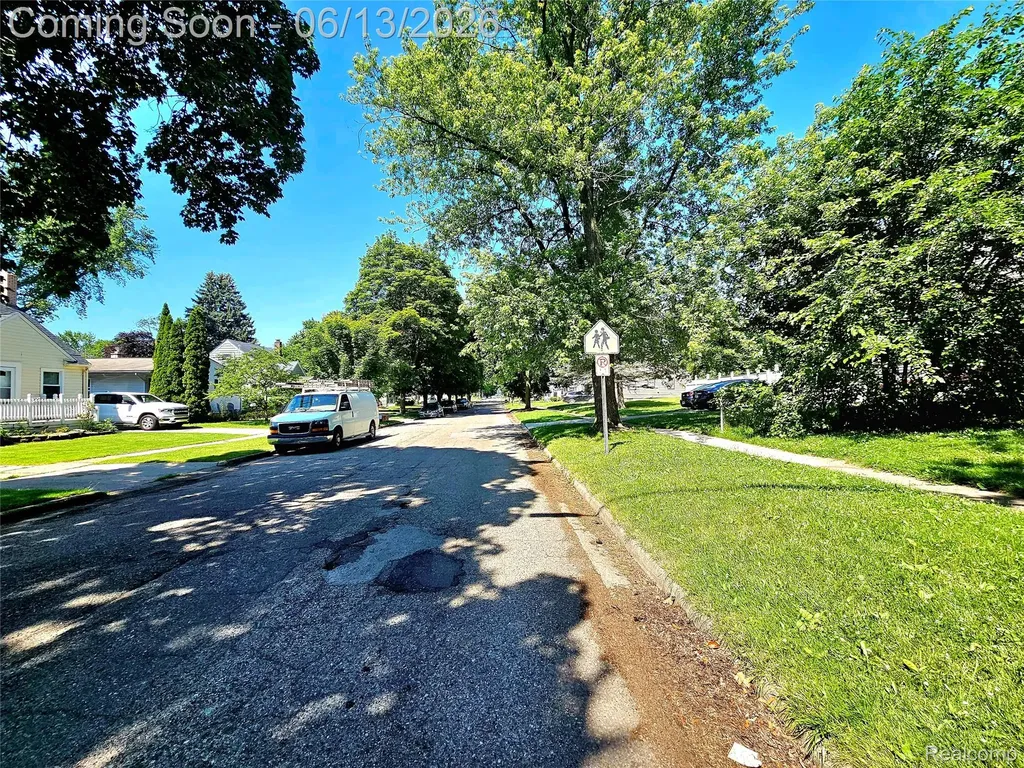 675 E Beverly Avenue Pontiac City MI 48340