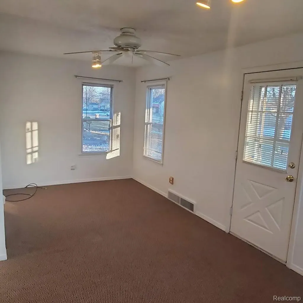 675 E Beverly Avenue Pontiac City MI 48340