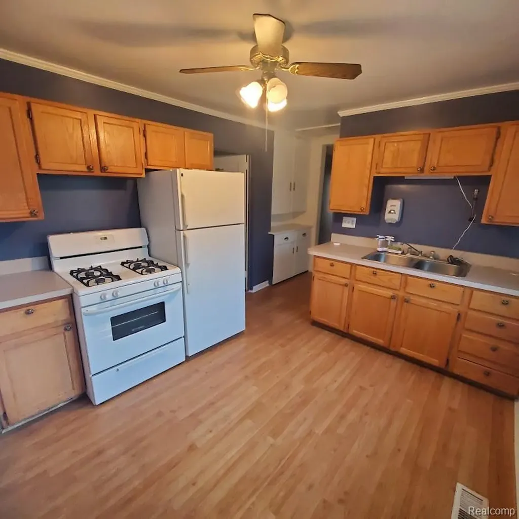 675 E Beverly Avenue Pontiac City MI 48340
