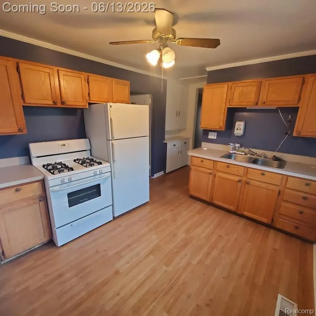 675 E Beverly Avenue Pontiac City MI 48340