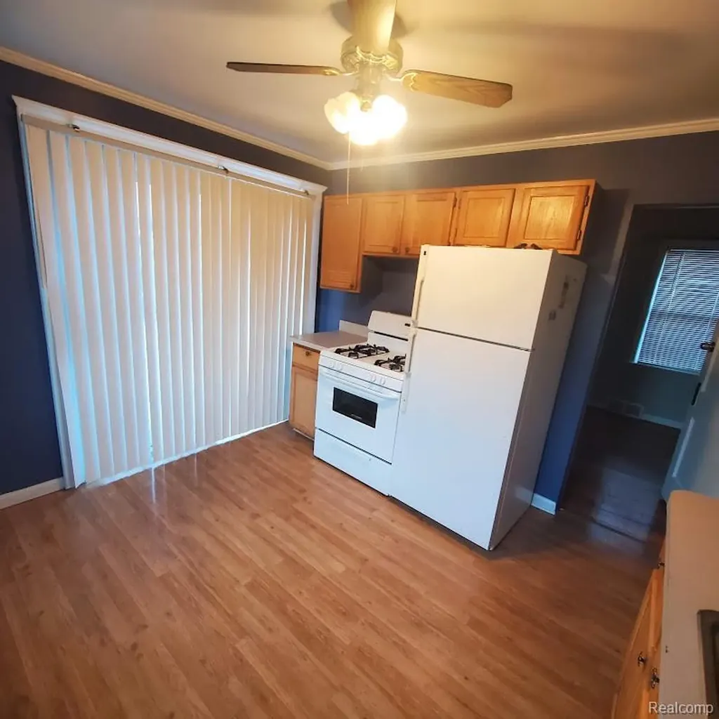 675 E Beverly Avenue Pontiac City MI 48340