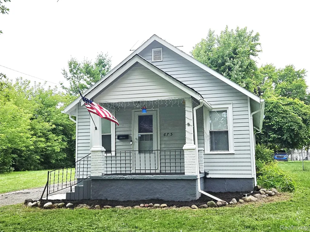 675 E Beverly Avenue Pontiac City MI 48340