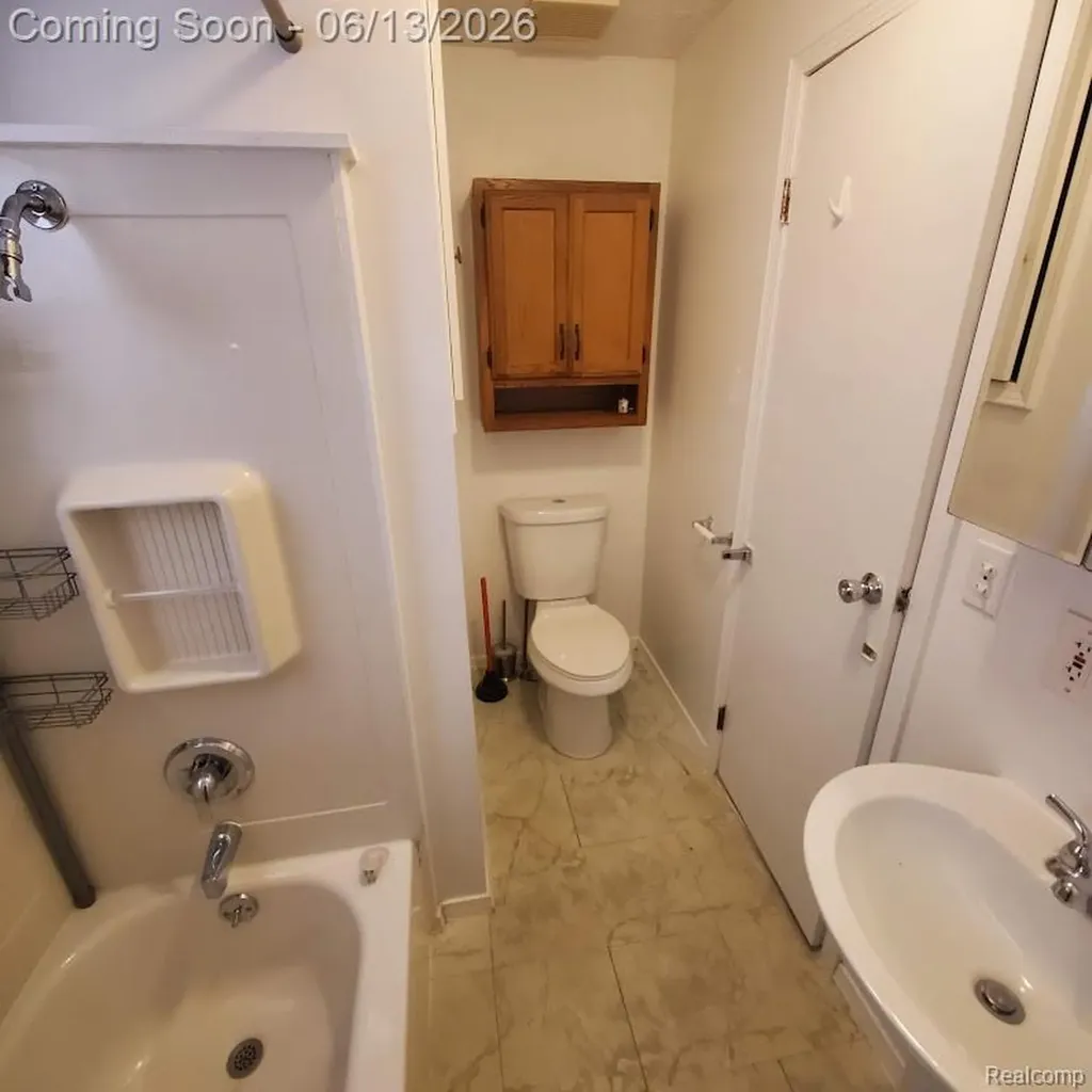675 E Beverly Avenue Pontiac City MI 48340