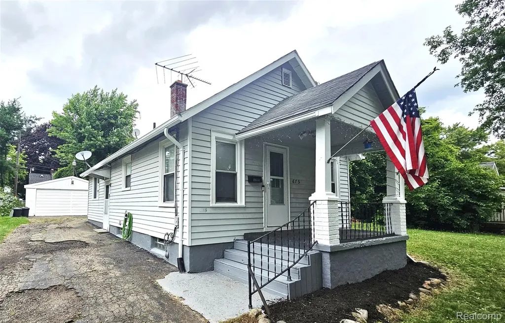 675 E Beverly Avenue Pontiac City MI 48340