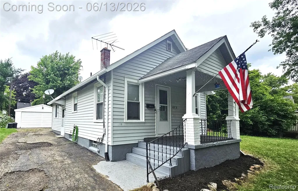 675 E Beverly Avenue Pontiac City MI 48340