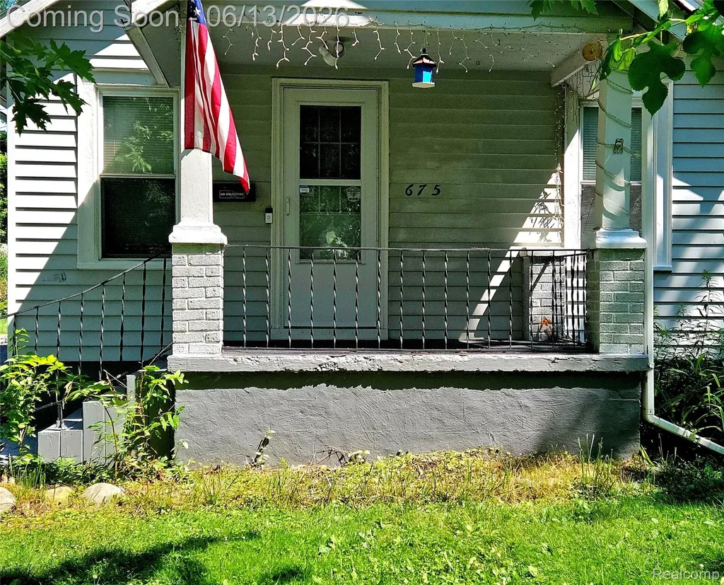 675 E Beverly Avenue Pontiac City MI 48340