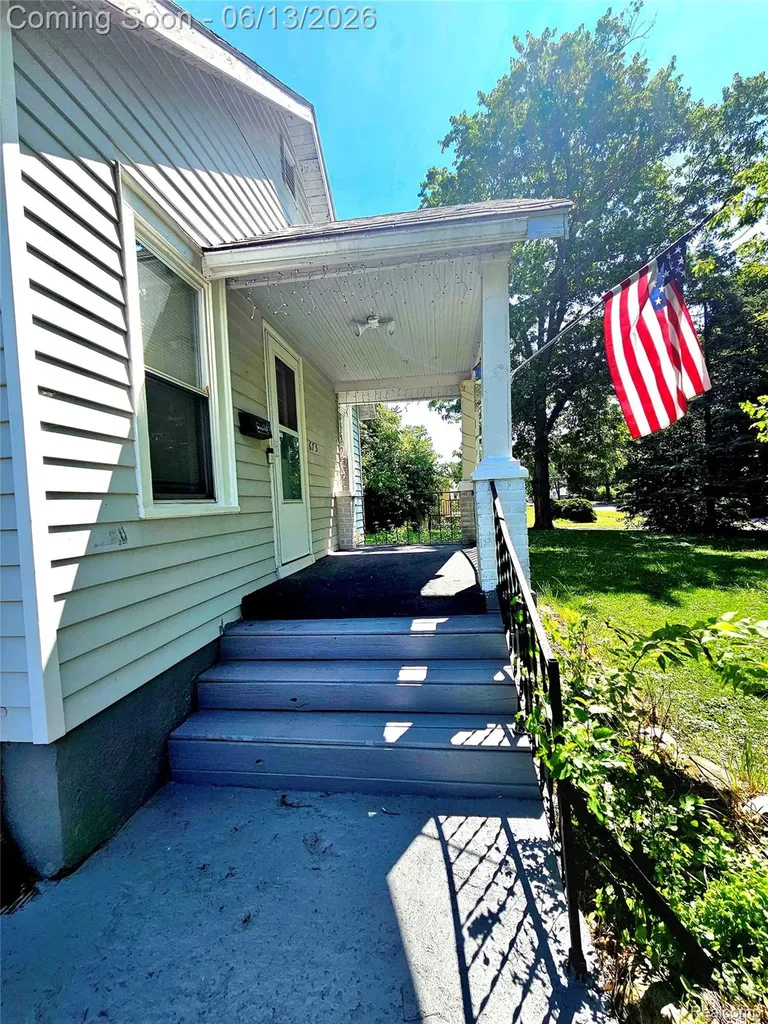 675 E Beverly Avenue Pontiac City MI 48340