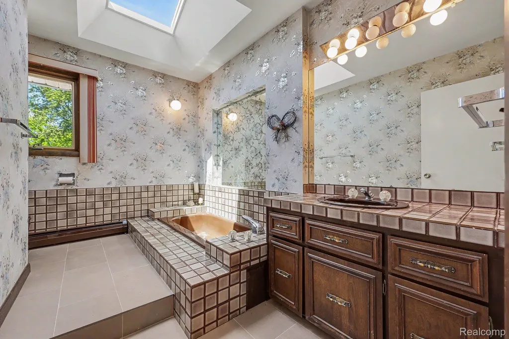 1457 W Avon Road Rochester Hills City MI 48309