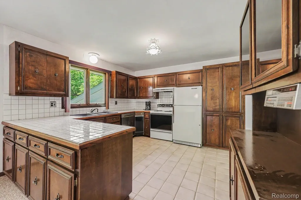 1457 W Avon Road Rochester Hills City MI 48309