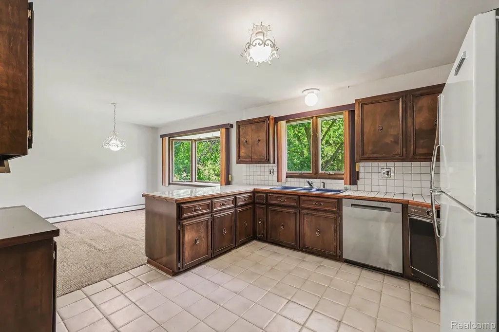 1457 W Avon Road Rochester Hills City MI 48309