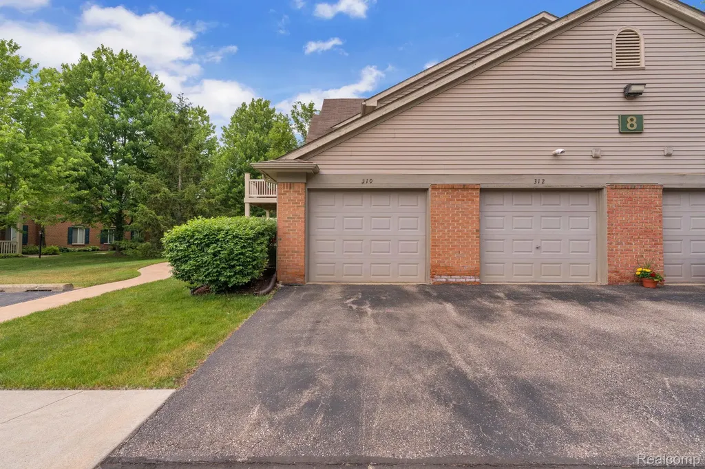 310 Marigold Circle Westland City MI 48185