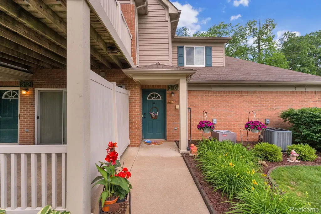 310 Marigold Circle Westland City MI 48185
