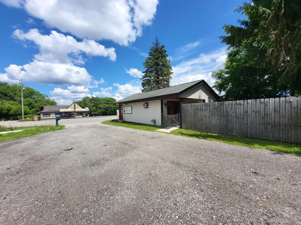 9421 Dixie Highway Springfield Charter Township MI 48348