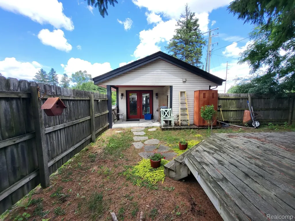 9421 Dixie Highway Springfield Charter Township MI 48348