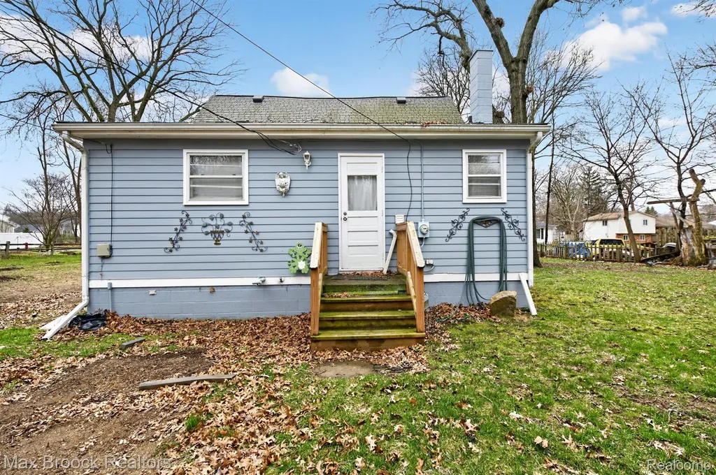 9024 Mandon Road White Lake Charter Township MI 48386