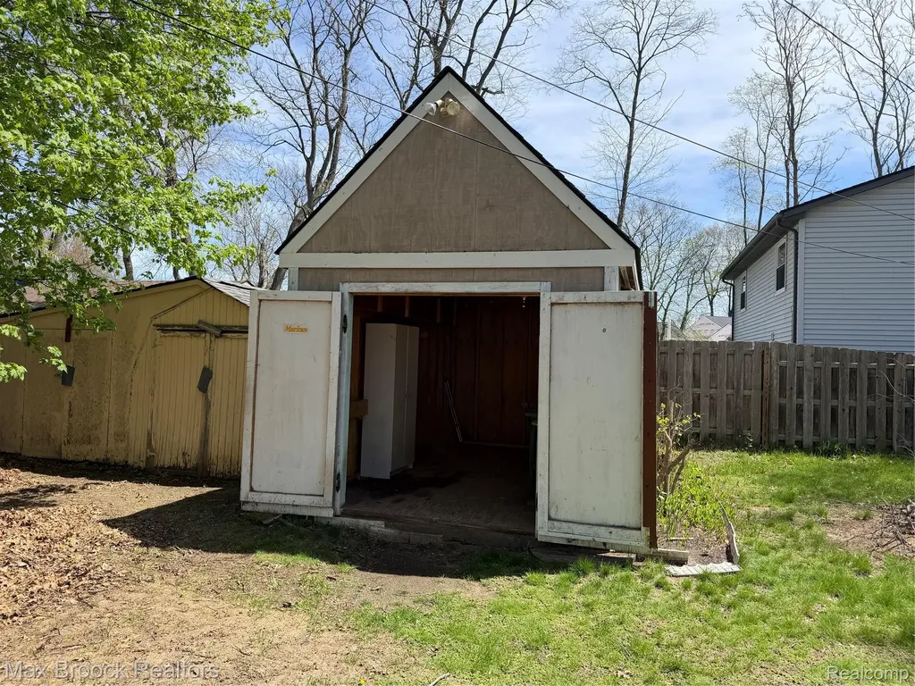 9024 Mandon Road White Lake Charter Township MI 48386