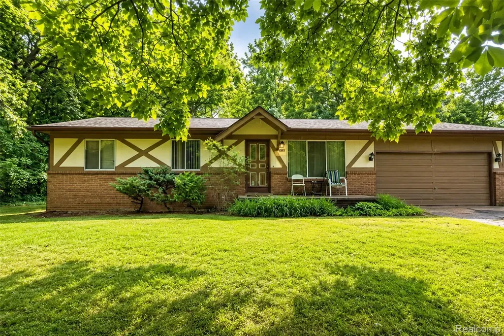 555 Tomahawk Trail Highland Charter Township MI 48357