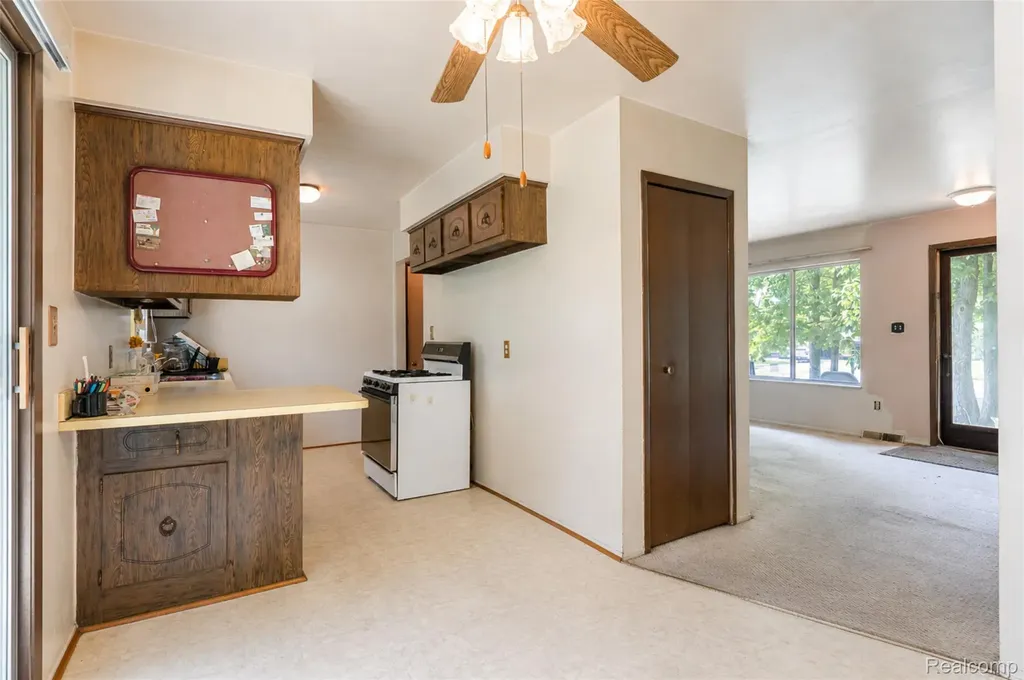 555 Tomahawk Trail Highland Charter Township MI 48357