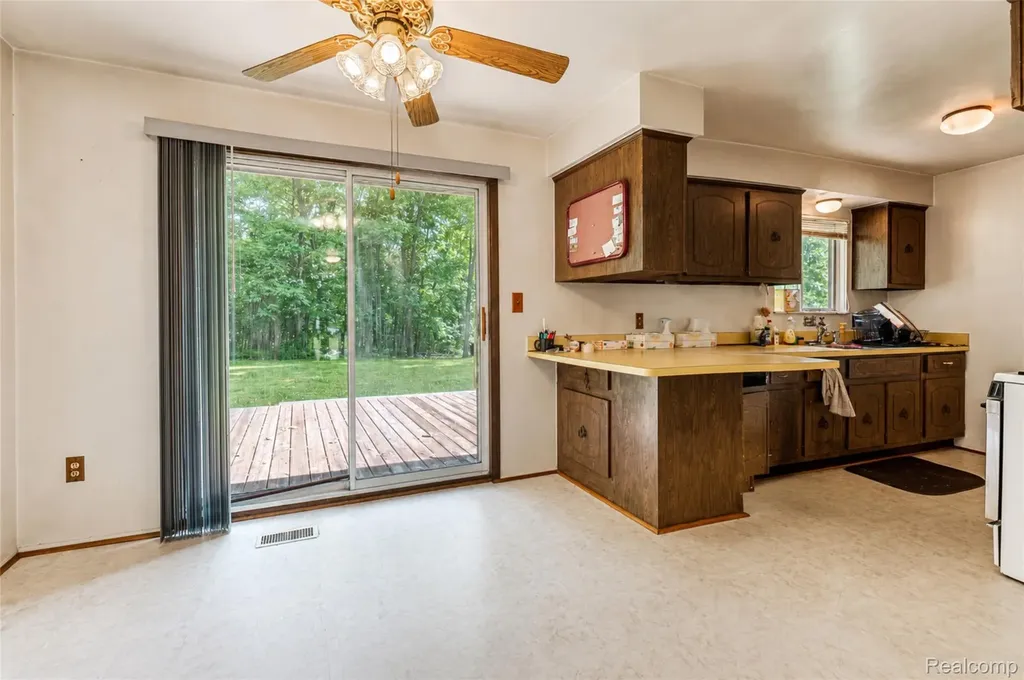 555 Tomahawk Trail Highland Charter Township MI 48357