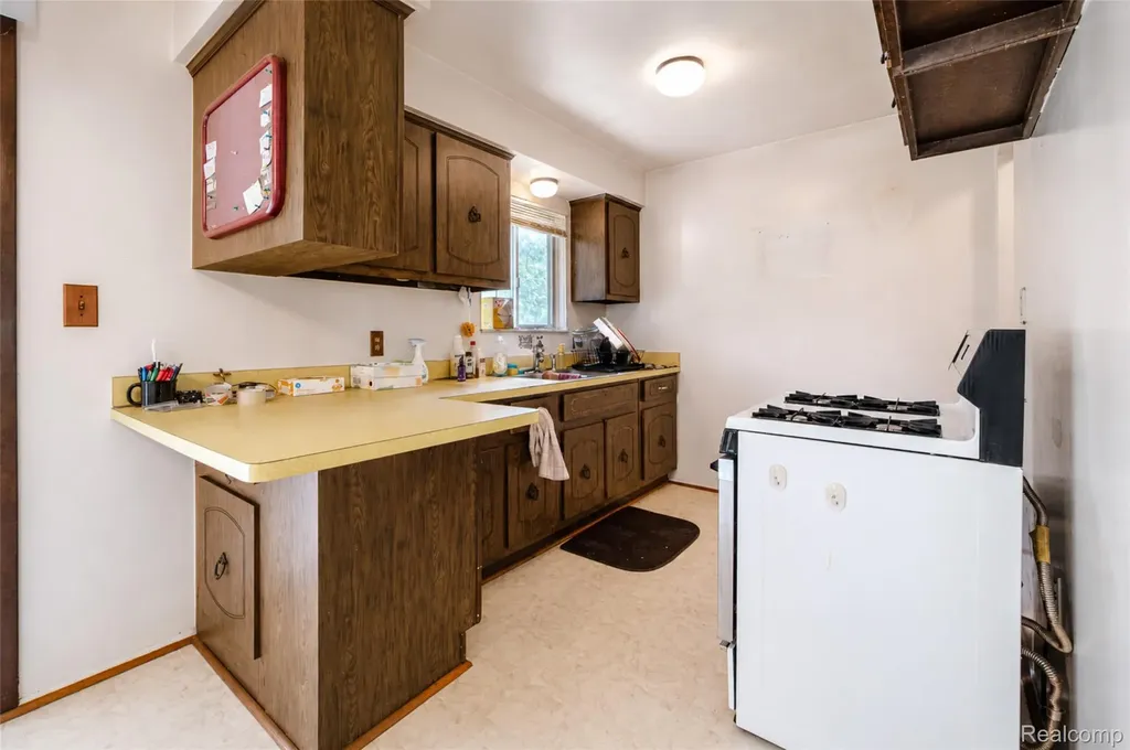 555 Tomahawk Trail Highland Charter Township MI 48357