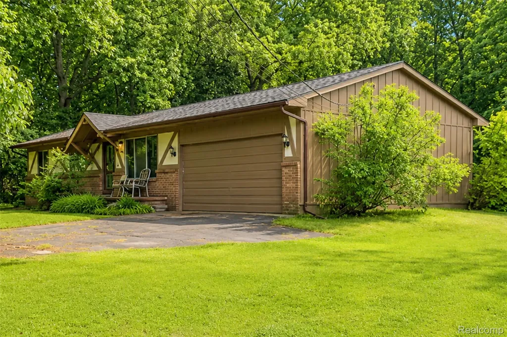 555 Tomahawk Trail Highland Charter Township MI 48357