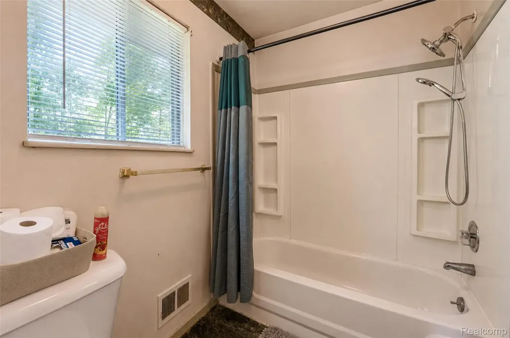 555 Tomahawk Trail Highland Charter Township MI 48357