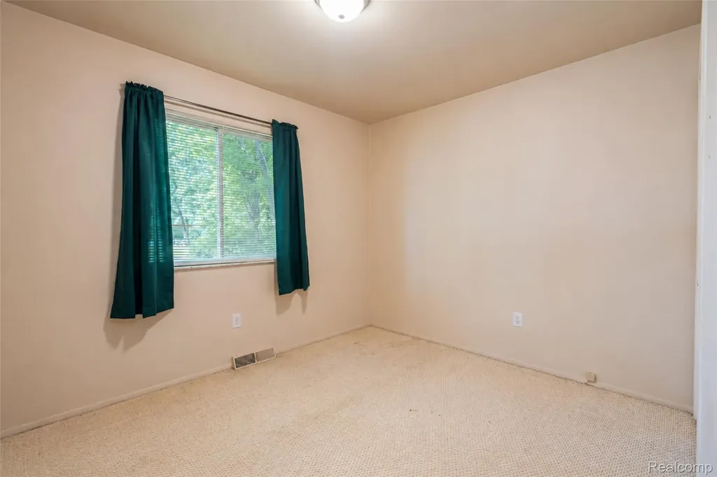 555 Tomahawk Trail Highland Charter Township MI 48357