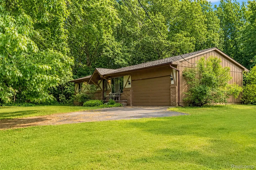 555 Tomahawk Trail Highland Charter Township MI 48357