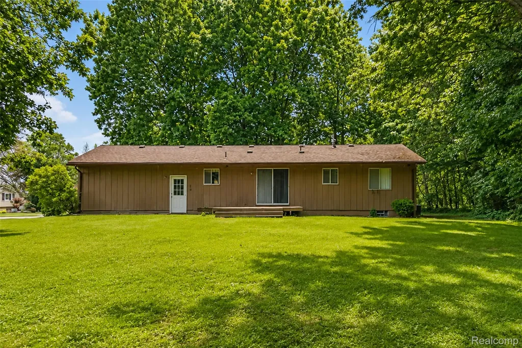 555 Tomahawk Trail Highland Charter Township MI 48357