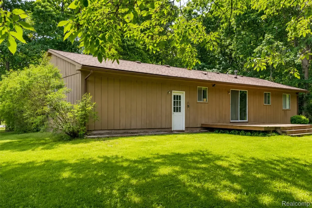 555 Tomahawk Trail Highland Charter Township MI 48357