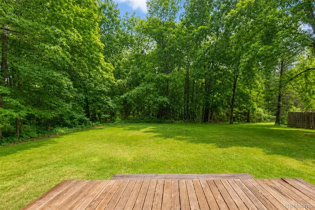 555 Tomahawk Trail Highland Charter Township MI 48357